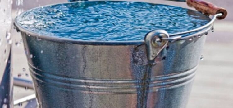 Un bebé de 8 meses fallece tras caer dentro de cubeta con agua en Querétaro