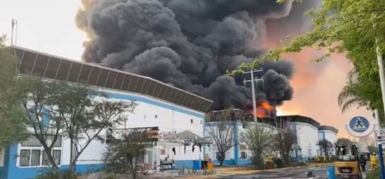 Un incendio en la empresa Sayer Lack consume varias bodegas