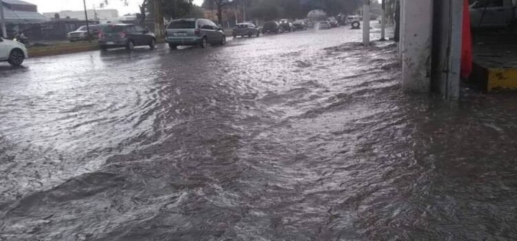 Una fuerte lluvia provoca severos encharcamientos y caos vial en la carretera México-Querétaro