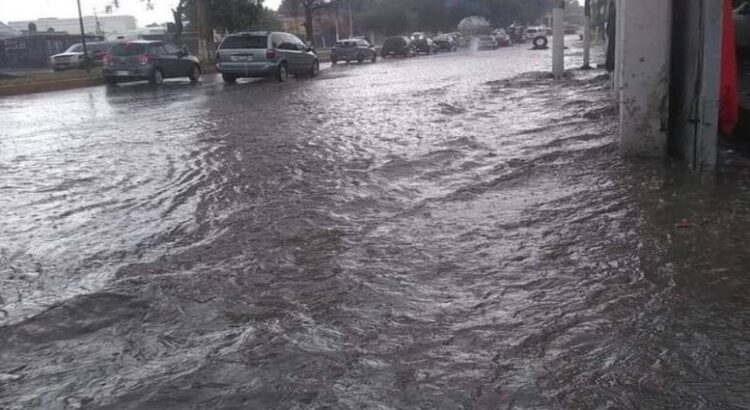 Una fuerte lluvia provoca severos encharcamientos y caos vial en la carretera México-Querétaro