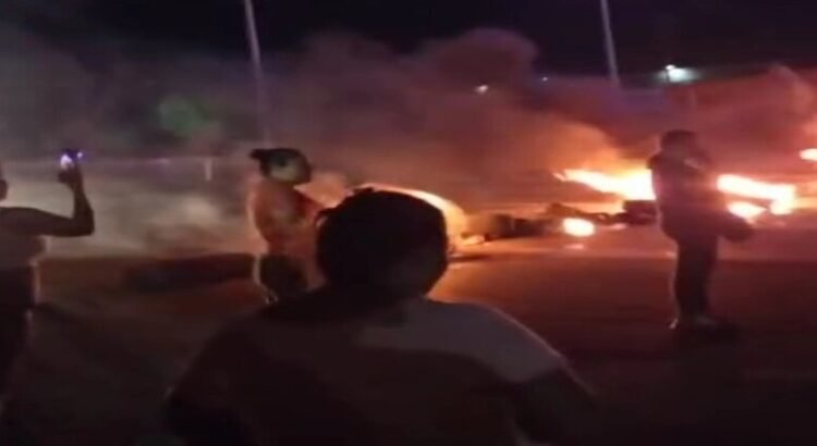 Bloqueo por manifestantes en la autopista Querétaro-México tras muerte de menor de edad en accidente vial