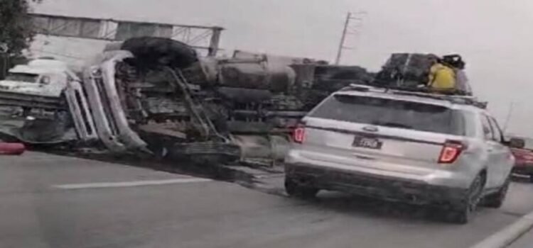 Un tráiler vuelca y deja bloquea la 57