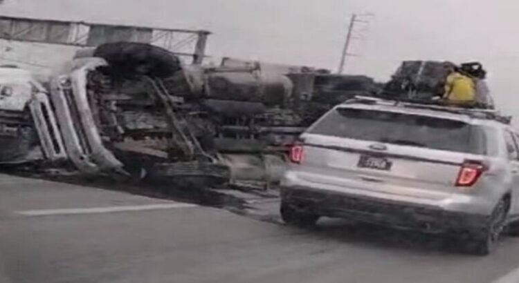 Un tráiler vuelca y deja bloquea la 57