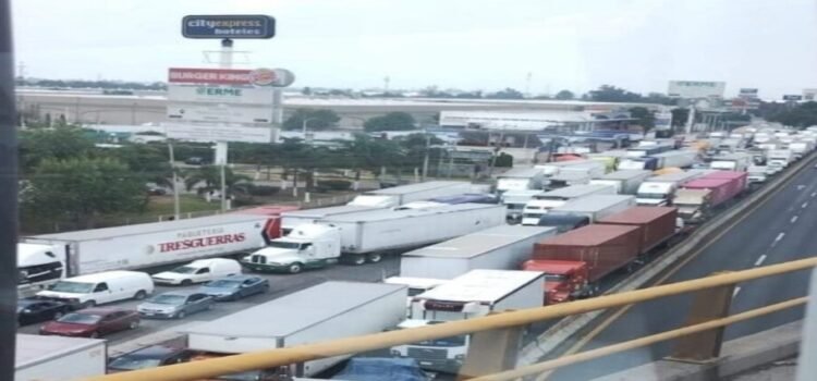 Una fila de 10 kilómetros de trafico deja varados a automovilistas por 3 horas en la México-Querétaro