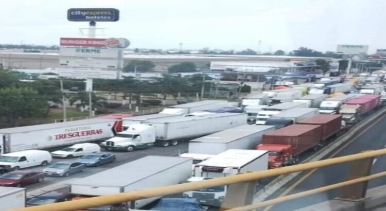 Una fila de 10 kilómetros de trafico deja varados a automovilistas por 3 horas en la México-Querétaro
