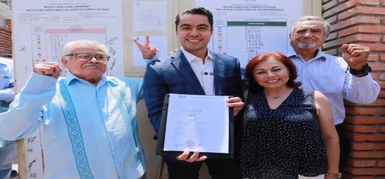 Felipe Fernando Macías Olvera “Felifer” recibe constancia de mayoría