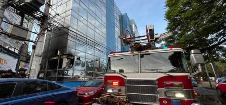Controlan incendio en una torre de diez pisos en Querétaro