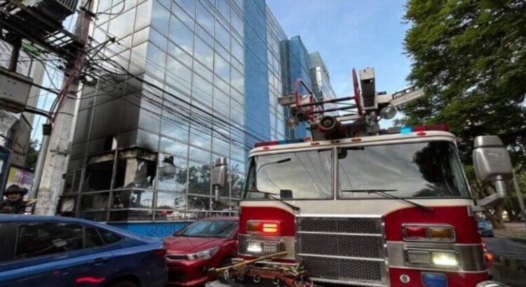 Controlan incendio en una torre de diez pisos en Querétaro