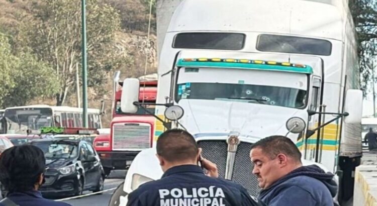 Varios hombres armados persiguen y balean a conductor en la México-Querétaro