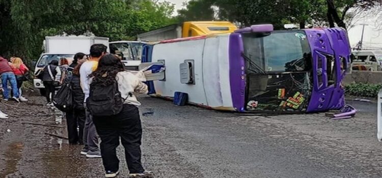 Una volcadura en la carretera México-Querétaro deja como saldo a 12 pasajeros lesionados