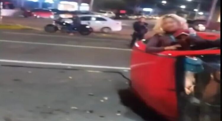 Una conductora en estado de ebriedad volcó en Bernardo Quintana