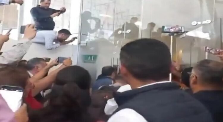 Santiago Nieto y varios morenistas irrumpen en la votación para elegir al fiscal de Querétaro
