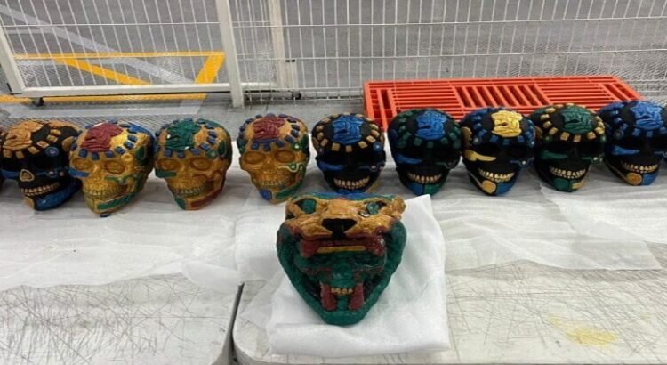 Incautan máscaras prehispánicas con droga en Aeropuerto de Querétaro