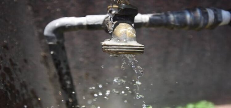 Se rompe la sistema de distribución y miles se quedan sin agua en Queretaro