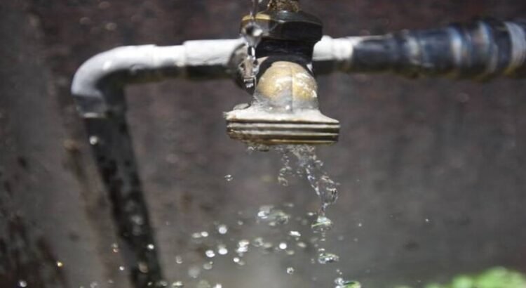 Se rompe la sistema de distribución y miles se quedan sin agua en Queretaro