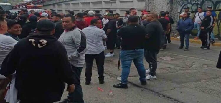 Unos transportistas se movilizaron en la autopista México-Querétaro para protestar contra las extorsiones y abusos