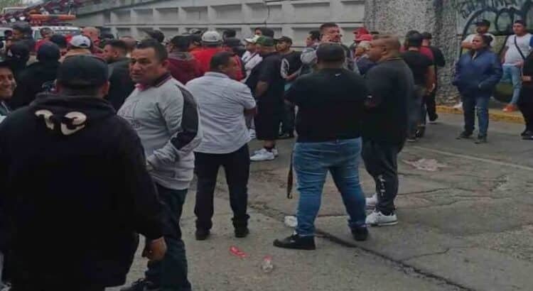 Unos transportistas se movilizaron en la autopista México-Querétaro para protestar contra las extorsiones y abusos