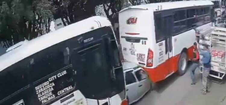 Un automóvil es aplastado por dos autobuses de transporte público en Querétaro