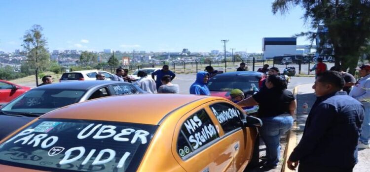 Los taxistas toman la Terminal de Autobuses e impiden el paso a choferes de plataformas