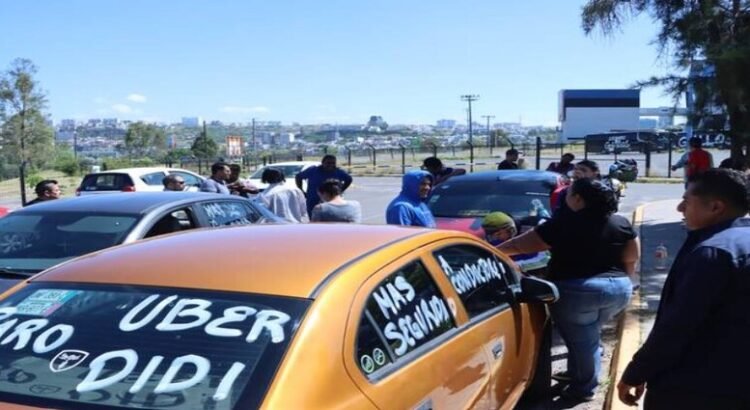 Los taxistas toman la Terminal de Autobuses e impiden el paso a choferes de plataformas