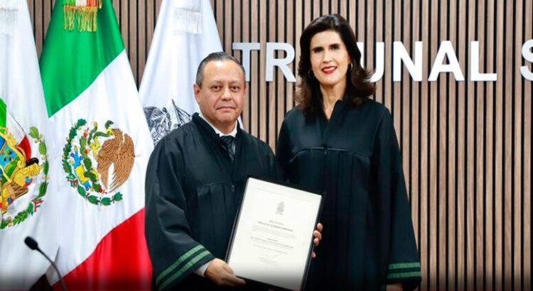 Se entregó un nombramiento impreso al magistrado Braulio Guerra al Poder Judicial de Querétaro
