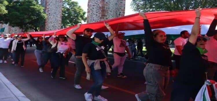 Una marcha con una mega bandera en contra de la reforma judicial en Querétaro