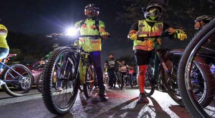 El grupo de Saca la Bici rinde dan homenaje a joven asesinada en un bar