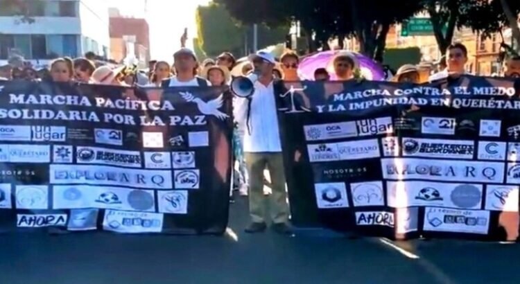 Se realiza una marcha silenciosa en calles de Querétaro por masacre en bar “Los Cantaritos”