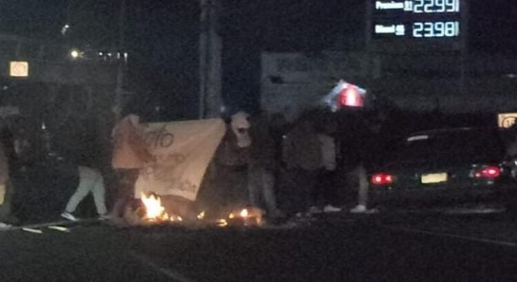 Con un bloqueo en Querétaro exigen la entrega de los cuerpos tras un accidente en Michoacán