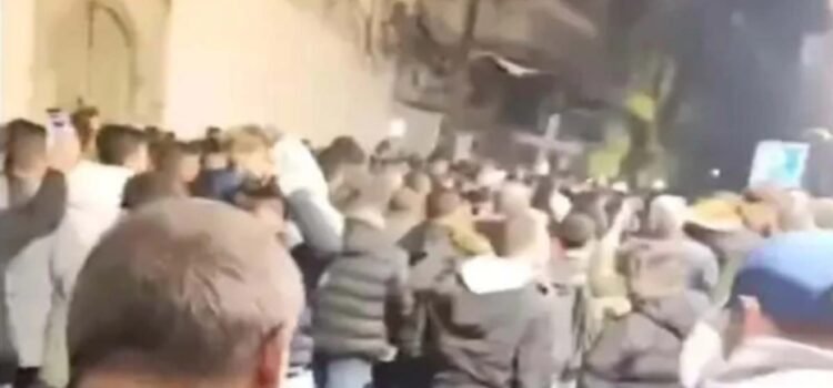 Manifestaciones en Siria tras la quema de un árbol de Navidad