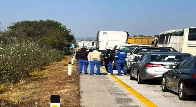 Habitantes de Jilotepec liberan el bloqueo en la autopista México-Querétaro después de varias horas
