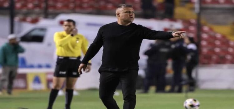 Mauro Gerk deja de ser director técnico del Querétaro