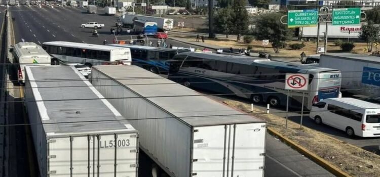 Los habitantes de Tultitlán bloquearon la autopista México-Querétaro