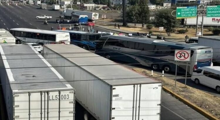 Los habitantes de Tultitlán bloquearon la autopista México-Querétaro