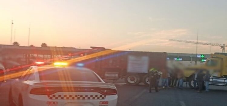 Varios transportistas bloquean la carretera México-Pachuca y la México-Querétaro por los adeudos del Tren Maya