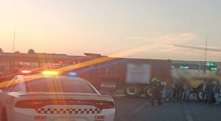 Varios transportistas bloquean la carretera México-Pachuca y la México-Querétaro por los adeudos del Tren Maya