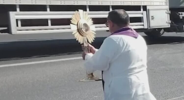 Un sacerdote fue llevado a bendecir la autopista México-Querétaro contra accidentes y asaltos