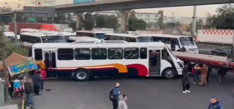 Bloqueo en la México-Querétaro, cierran ambos sentidos a la altura de Perinorte