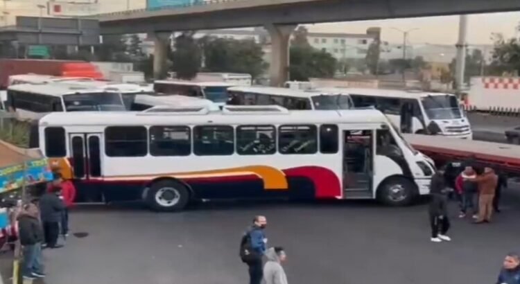 Bloqueo en la México-Querétaro, cierran ambos sentidos a la altura de Perinorte