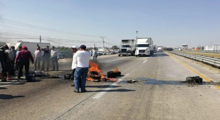 Por una agresión a un vecino, bloquean la México-Querétaro con llantas incendiadas y cartelones Por una agresión a un vecino, bloquean la México-Querétaro con llantas incendiadas y cartelones