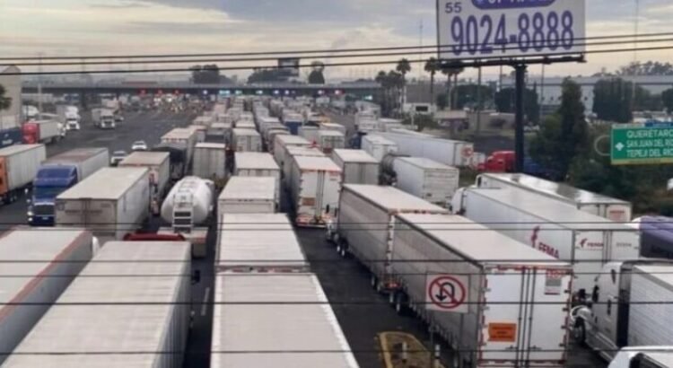 El traslado de reactores de Pemex, genero cierres en la autopista México-Querétaro