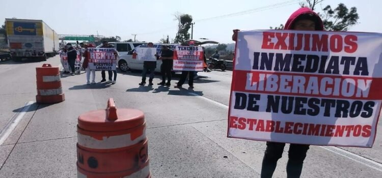 Los dueños de bares y barbarías liberan la autopista México-Querétaro
