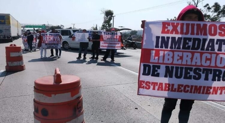 Los dueños de bares y barbarías liberan la autopista México-Querétaro