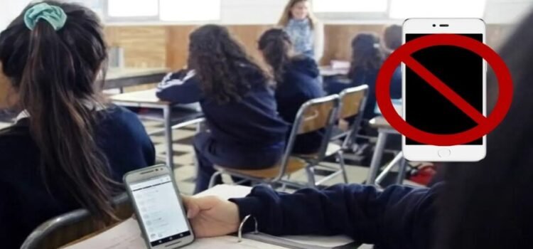 Comienza la prohibición de celular en escuelas de Querétaro