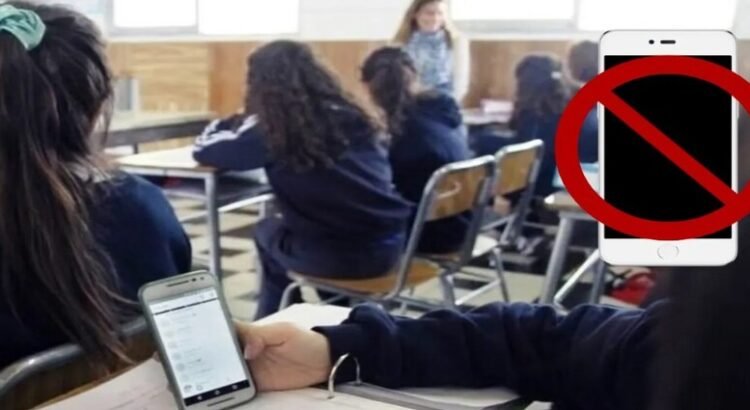 Comienza la prohibición de celular en escuelas de Querétaro