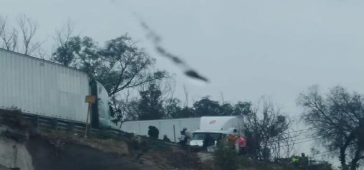 A la altura de Jorobas un tráiler se volteo en la autopista México-Querétaro