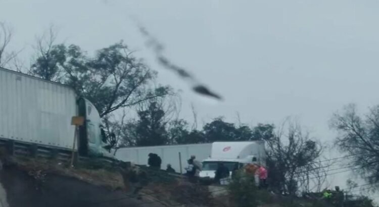 A la altura de Jorobas un tráiler se volteo en la autopista México-Querétaro