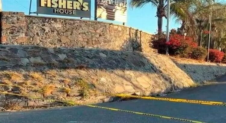 Les quitan la vida a 3 en un auto de lujo afuera de un bar en Querétaro