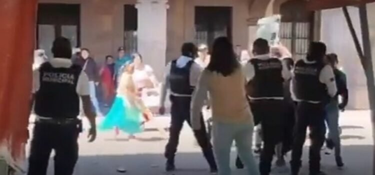 Varias artesanas se enfrentan con policías en pleno centro histórico de Querétaro