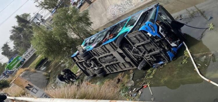 Una volcadura de autobús en Querétaro deja como resultado un muerto y 13 pasajeros lesionados